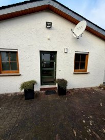 Modernes Wohnen – Erstbezug 2025 

Willkommen in Ihrem neuen Zuhause! Diese frisch fertiggestellte Erdgeschosswohnung (Baujahr 2025) bietet auf 42 m² ein modernes Wohnkonzept – ideal für Singles oder Pendler, die Wert auf Komfort, Ruhe und eine hochwertige Ausstattung legen.

Die Highlights im Überblick
Erstbezug – moderne Ausstattung, alles neu
42 m² Wohnfläche im Erdgeschoss
Pflegeleichte Böden aus Fliesen und Laminat
Moderner Duschraum
Anschluss für Waschmaschine & Trockner
Kellerraum als zusätzlicher Abstellraum
Eigener Stellplatz
Ölzentralheizung – Heizkosten bereits in der Warmmiete enthalten

Mietkonditionen
Warmmiete: 500 €
Nebenkosten: 100 €
Heizung: inklusive
Gesamtmiete: 600 € monatlich

Objektbeschreibung
Diese Neubauwohnung überzeugt durch eine klare Raumaufteilung und ein modernes, freundliches Wohngefühl. Der kombinierte Fliesen- und Laminatboden sorgt für ein harmonisches Ambiente und ist besonders pflegeleicht. 

Der separate Kellerraum bietet optimalen Stauraum für Haushaltsgegenstände, Vorräte oder Fahrräder. Zusätzlich steht Ihnen ein eigener Stellplatz direkt am Haus zur Verfügung – bequem, sicher und komfortabel.