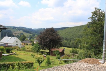 Modernes Wohnen – Erstbezug 2025 mit Terrasse & Stellplatz

Willkommen in Ihrem neuen Zuhause! Diese frisch fertiggestellte Erdgeschosswohnung (Baujahr 2025) bietet auf 42 m² ein modernes Wohnkonzept – ideal für Singles oder Pendler, die Wert auf Komfort, Ruhe und eine hochwertige Ausstattung legen.

Die Highlights im Überblick
Erstbezug – moderne Ausstattung, alles neu
42 m² Wohnfläche im Erdgeschoss
10 m² Terrasse für angenehme Stunden im Freien
Pflegeleichte Böden aus Fliesen und Laminat
Moderner Duschraum
Separates WC
Anschluss für Waschmaschine & Trockner
Kellerraum als zusätzlicher Abstellraum
Eigener Stellplatz
Ölzentralheizung – Heizkosten bereits in der Warmmiete enthalten

Mietkonditionen
Warmmiete: 500 €
Nebenkosten: 100 €
Heizung: inklusive
Gesamtmiete: 600 € monatlich
Anfragen unter 06550 928989

Objektbeschreibung
Diese Neubauwohnung überzeugt durch eine klare Raumaufteilung und ein modernes, freundliches Wohngefühl. Der kombinierte Fliesen- und Laminatboden sorgt für ein harmonisches Ambiente und ist besonders pflegeleicht. Der helle Wohnbereich öffnet sich zur 10 m² großen Terrasse, die den Wohnraum nach außen erweitert und eine kleine Wohlfühloase bietet.

Der separate Kellerraum bietet optimalen Stauraum für Haushaltsgegenstände, Vorräte oder Fahrräder. Zusätzlich steht Ihnen ein eigener Stellplatz direkt am Haus zur Verfügung – bequem, sicher und komfortabel.