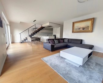 L'agence immobilière Immo-Contact vous propose ce magnifique appartement de haut standing, avec beaucoup de luminosité, de +/− 133m² situé à Strassen.

Idéalement situé, dans une rue calme, cet appartement en duplex avec 3 chambres à coucher, une terrasse et deux places de parkings intérieurs est à quelques pas de plusieurs lignes de bus, de très bons restaurants et de médecins.

Vous trouverez également des crèches, l'école Hueflach et l'école Maria Montessori qui sont à moins de 5 minutes avec des installations sportives pouvant offrir des activités pour petits et grands.

L'appartement, au 2ème étage avec ascenseur, se compose comme suit :

RDC :
- Hall d'entrée
- Salle de séjour avec accès à la terrasse
- Cuisine ouverte entièrement équipée avec îlot central, espace salle à manger et accès à la terrasse
- Espace de rangement 

A l'étage :
- Hall de nuit
- 3 chambres à coucher dont une avec salle de bain et dressing
- Salle de bain avec baignoire, WC et emplacement machine à laver

Deux caves et deux parkings intérieurs viennent compléter ce bien.

Disponibilité immédiate.

Visites possibles en semaine et le samedi.

Pour tout renseignement contactez-moi au +352 621 391 355.

Estimation de votre bien (sous 48 heures), contactez-nous au +352 26 311 992 ou sur info@immocontact.lu.<br /><br /> ---------- <br />The real estate agency Immo-Contact offers you this magnificent high standing flat, with a lot of light, of +/− 133m² located in Strassen.

Ideally located in a quiet street, this duplex flat with 3 bedrooms, a terrace and two indoor parking spaces is within walking distance of several bus lines, very good restaurants and doctors.

You will also find nurseries, the Hueflach school and the Maria Montessori school which are less than 5 minutes away with sports facilities offering activities for young and old.

The flat, on the 2nd floor with lift, is composed as follows:

GROUND FLOOR:
- Entrance 
- Living room with access to the terrace
- Fully equipped open kitchen with central island, dining area and access to the terrace
- Storage space 

First floor:
- Night hall
- 3 bedrooms, one with bathroom and dressing room
- Bathroom with bath, WC and washing machine

Two cellars and two indoor parking spaces complete this property.

Immediate availability.

Visits possible during the week and on Saturdays.

For any information contact me at +352 621 391 355.

Estimation of your property (within 48 hours), contact us on +352 26 311 992 or on info@immocontact.lu.