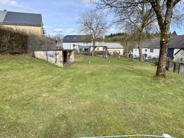 Attraktives Baugrundstück in ruhiger Lage von Daleiden

In idyllischer Lage der Eifel erwartet Sie dieses 850 m² große Baugrundstück in Daleiden. Das Grundstück bietet eine hervorragende Gelegenheit für Bauherren, die sich den Traum vom eigenen Zuhause in einer naturnahen und ruhigen Umgebung erfüllen möchten.

Die Umgebung ist geprägt von gepflegten Wohnhäusern, viel Grün und einer angenehmen Nachbarschaft ideal für alle, die Ruhe und Lebensqualität schätzen und dennoch eine gute Anbindung an die umliegenden Orte wünschen.

Grundstücksdaten
Grundstücksgröße: 850 m²

Nutzung: Baugrundstück für Wohnbebauung
Lage: ruhiges Wohnumfeld in der Eifel

Lagebeschreibung

Daleiden liegt im landschaftlich reizvollen Naturraum der Südeifel und gehört zur Verbandsgemeinde Arzfeld. Die Region ist bekannt für ihre weiten Wälder, sanften Hügel und zahlreiche Wander- und Radwege.

Trotz der naturnahen Lage profitieren Sie von einer guten Erreichbarkeit der umliegenden Orte und Versorgungszentren.

Entfernungen zu wichtigen Orten:
ca. 8 km nach Arzfeld, Einkaufsmöglichkeiten, Schulen, Ärzte
ca. 39 km nach Bitburg, Mittelzentrum mit umfangreicher Infrastruktur
ca. 67 km nach Trier,älteste Stadt Deutschlands, Universitäts- und Wirtschaftsstandort
ca. 25 km nach Vianden, charmante Stadt in Luxemburg
ca. 70 km nach Luxembourg City, internationaler Finanz- und Arbeitsstandort

Besonderheiten

Dieses Grundstück verbindet ländliche Ruhe mit guter Erreichbarkeit der luxemburgischen Grenze, was besonders für Pendler attraktiv ist. Die großzügige Fläche bietet genügend Platz für ein Einfamilienhaus mit Garten, Terrasse und individueller Gestaltung.

Fazit

Ein interessantes Baugrundstück für Eigennutzer oder Investoren, die in einer ruhigen und naturnahen Lage bauen möchten ? mit gleichzeitig guter Anbindung an Luxemburg und die umliegenden Städte der Eifel.