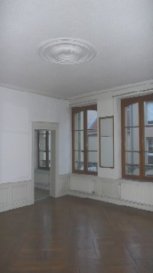 Proche cathédrale,
bel appartement type F3 de 90m².

Il se compose d'une entrée, séjour (parquet), cuisine, deux chambres dont une avec salle de bain (baignoire) + salle de bain (douche) & WC.

Chauffage individuel au gaz.