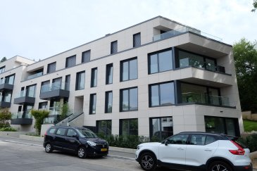 LUXEMBOURG DOMMELDANGE, 32, Rue Antoine-François Van Der Meulen, dans résidence de 2022 à basse énergie et aux finitions de haut standing, magnifique appartement de 71 m3 au premier étage et comprenant : hall d'entrée, WC séparé, placard technique, living avec accès balcon de 4,33 m2, cuisine équipée ouverte sur le living, une chambre à coucher avec parquet au sol, salle de douche en suite avec WC. Une cave numéro 4 au -2, emplacement de parking fermé, numéro 7 au -1, buanderie commune. Chauffage au sol, volets à lamelles électriques, triples vitrages, panneaux solaires. Proche de Kirchberg. Libre le 1er novembre 2024. Pour un couple au maximum. Contrat de bail de deux ans minimum. 
Frais d'agence : un mois de loyer + TVA 17%, 50% à charge du locataire, 50% à charge du bailleur, garantie locative : deux mois de loyer. 
Contact et visites : Rosalba MAITRE, téléphone : 691 550 189 
Email : rosalba@parkagence.lu