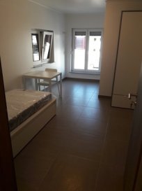 Chambre meublée de +/- 17 m2 avec Salle de douche.
Seulement pour 1 personne
Cuisine équipée + Buanderie en commun
