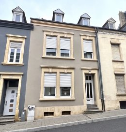 MANSO IMMO vous propose en exclusivité cette belle maison jumelée avec 5 chambres érigée sur une parcelle de 1a20ca. Dans un des quartiers des plus prisés de la capitale cette maison de village vous propose de grands espaces et surtout des hauteurs aux plafonds dépassant parfois 3 mètres idéalement pour une famille nombreuse ou un investissement locatif.

Sur 5 différents niveaux avec +- 170m2 habitables et 220m2 au total ayant encore 2 terrasses, elle se compose comme suit:

- Au rez-de-chaussée: (+-67m2 habitables)
Lors de l'entrée vous serez surpris par un long et vaste couloir qui dessert toutes les pièces à ce niveaux. Un somptueux salon avec 22m2 un plafond ayant 3,20m de hauteur et des motifs anciens partiellement colorés. Une vaste salle à manger donnant accès à la cuisine séparée et équipée. La cuisine est fonctionnelle et très pratique pour chaque amateur chef cuisinier. 
À ce niveau nous avons encore un WC séparé et une terrasse de 24m2

- Au premier étage: (+-55m2 habitables)
Avant d'arriver au premier étage vous disposez d'une salle de bains complète et récemment restaurée avec fenêtre.
Accessible par de belles escaliers nous accédons au hall de nuit qui permet d'accéder à toutes les pièces à ce niveau. Deux belles et lumineuses chambres nous sont proposées ainsi qu0un petit espace de rangement.
Une vaste chambre 19m2 avec accès à une terrasse 18m2, une autre chambre lumineuse 16m2, une salle de douche ayant une douche de pression, un wc, un urinoir homme, un bidet et un charmant long double lavabo. 

- Au deuxième étage: (+-48m2 habitables)
A ce niveau le hall / couloir de nuit nous donne accès aux trois chambres. 
Une des chambre communicante avec un grenier. Le grenier offre multiples options d'usage selon besoins.

- Au sous-sol:
Un grand nombre de pièces ayant une belle hauteur. Plusieurs caves avec un énorme potentiel d'usage. Un local technique, une buanderie, local stockage sont existants. 

PHOTOS BIENTÔT DISPONIBLES

Toutes les indications sont basées exclusivement sur les informations mises à notre disposition par nos clients. Nous n'assumons aucune garantie quant à l'exactitude et l'actualité de ces indications.

Les prix affichés s'entendent frais d'agence inclus de 3% + 17%TVA. Les honoraires d'agence sont à charge des vendeurs.

Pour plus d'informations, photos ou convenir d'un rendez-vous, vous pouvez nous contacter au :
352 24 51 33 79 info@mansoimmo.lu

MANSO IMMO bietet Ihnen exklusiv diese schöne Doppelhaushälfte mit 5 Schlafzimmern auf einem Grundstück von 1a20ca. In einer der beliebtesten Gegenden der Hauptstadt bietet Ihnen dieses Dorfhaus große Räume und vor allem Deckenhöhen, die manchmal 3 Meter überschreiten, ideal für eine große Familie oder eine Mietinvestition.

Auf 5 verschiedenen Ebenen mit +- 170m2 Wohnfläche und 220m2 Gesamtfläche mit 2 Terrassen, setzt es sich wie folgt zusammen:

- Im Erdgeschoss: (+-67m2 Wohnfläche).
Beim Betreten des Hauses werden Sie von einem langen und breiten Flur überrascht sein, der alle Räume auf dieser Ebene bedient. Ein prächtiges Wohnzimmer mit 22m2, einer 3,20m hohen Decke und alten, teilweise farbigen Motiven. Ein großes Esszimmer mit Zugang zu einer separaten, voll ausgestatteten Küche. Die Küche ist funktional und sehr praktisch für jeden Hobbykoch. 
Auf dieser Ebene haben wir noch eine separate Toilette und eine 24m2 große Terrasse.

- Im ersten Stock: (+-55m2 Wohnfläche)
Bevor Sie in den ersten Stock gelangen, haben Sie ein komplettes und neu renoviertes Badezimmer mit Fenster.
Über eine schöne Treppe gelangen Sie in die Nachthalle, die Zugang zu allen Räumen auf dieser Ebene bietet. Hier befinden sich zwei schöne und helle Schlafzimmer sowie ein kleiner Abstellraum.
Ein großes Schlafzimmer (19m2) mit Zugang zu einer Terrasse (18m2), ein weiteres helles Schlafzimmer (16m2), ein Duschbad mit Druckdusche, eine Toilette, ein Herrenurinal, ein Bidet und ein charmantes, langes Doppelwaschbecken. 

- Im zweiten Stock: (+-48m2 Wohnfläche).
Auf dieser Ebene führt der Flur zu den drei Schlafzimmern. 
Eines der Schlafzimmer ist mit dem Dachboden verbunden. Der Dachboden kann je nach Bedarf genutzt werden.

- Im Untergeschoss:
Eine große Anzahl von Räumen mit großer Höhe. Mehrere Keller mit einem enormen Nutzungspotenzial. Ein Technikraum, eine Waschküche und ein Lagerraum sind vorhanden. 

FOTOS IN KÜRZE VERFÜGBAR

Alle Angaben basieren ausschließlich auf Informationen, die uns von unseren Kunden zur Verfügung gestellt wurden. Wir übernehmen keine Gewähr für die Richtigkeit und Aktualität dieser Angaben.

Die angezeigten Preise verstehen sich inklusive Maklergebühren von 3% + 17%MwSt. Die Maklergebühren sind von den Verkäufern zu tragen.

Für weitere Informationen, Fotos oder um einen Termin zu vereinbaren, kontaktieren Sie uns bitte unter :
352 24 51 33 79 info@mansoimmo.lu

MANSO IMMO offers you this exclusive 5-bedroom semi-detached house on a 1a20ca plot. Located in one of the capital's most sought-after neighborhoods, this village house offers spacious accommodation and ceiling heights sometimes exceeding 3 meters, ideal for a large family or rental investment.

On 5 different levels with 170m2 of living space and 220m2 in total, plus 2 terraces, it is composed as follows:

- First floor: (+-67m2 living space)
As you enter, you'll be surprised by the long, wide corridor that leads to all the rooms on this level. A sumptuous living room with 22m2, a 3.20m-high ceiling and partially colored antique motifs. A vast dining room with access to the separate, fully-equipped kitchen. The kitchen is functional and very practical for any amateur chef. 
On this level we also have a separate toilet and a 24m2 terrace.

- Second floor: (+-55m2 living space)
Before you reach the second floor, there's a recently restored bathroom with window.
Beautiful staircases lead up to the night hall, which provides access to all the rooms on this level. Two lovely, bright bedrooms and a small storage area are on offer.
A vast 19m2 bedroom with access to an 18m2 terrace, another bright 16m2 bedroom, a shower room with a pressure shower, a toilet, a male urinal, a bidet and a charming long double sink. 

- Second floor: (+-48m2 living space)
On this level, the night hall / corridor gives access to the three bedrooms. 
One of the bedrooms communicates with an attic. The attic offers multiple options for use as required.

- Basement:
A large number of high-ceilinged rooms. Several cellars with enormous potential for use. A utility room, laundry room and storage room are also available. 

PHOTOS AVAILABLE SOON

All information is based exclusively on information provided by our customers. We accept no liability for the accuracy or up-to-dateness of these details.

Prices shown include 3% agency fee + 17% VAT. Agency fees are payable by the seller.

For further information, photos or to arrange an appointment, please contact us on :
352 24 51 33 79 info@mansoimmo.lu