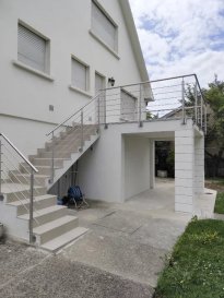 TRES BIEN AGENCEE de par sa conception pratique pour la vie de tous les jours ,et de ses différents espaces qui permettent aussi bien de se retrouver que de s'isoler, 
MAISON INDIVIDUELLE LUMINEUSE de 150 m2 habitable environ , avec un fort potentiel ,  construite en 1967 sur 3 niveaux  , sise sur un beau terrain privatif arboré de 5,86 ares.Elle est située à STUCKANGE sans vis à vis à l’arrière . Accès facile à Thionville, Yutz, Luxembourg et Mondorf Lux…. Bus, Ecoles ,Petits commerces…

La partie Rez de chaussée surélevée de 100 m2 environ est composée d une entrée , d un double séjour avec volet solaire et plancher au sol , d une cuisine équipée s’ouvrant sur une magnifique terrasse récente ( mars 2025) sans vis à vis. 
Une grande chambre , une salle de bain et un wc indépendant complètent le niveau.

A l’Etage se situent deux chambres , un grenier , et la possibilité d’installer une 2ème salle de bain.
 
Au sous sol ( niveau jardin ) se trouvent un double garage , une cuisine d’été ,une salle d'eau, un atelier buanderie …..

Une dépendance existe sur l arrière du jardin. ( il y a également un puit sur la propriété)
La Maison demande des travaux énergétiques et à être remise au gout du jour.
DPE en G ( chauffage au fuel consommation annuelle 3000€)
Audit Energétique avec prévision travaux
Toiture Fibro Ciment
Taxe Foncière 1340 euros