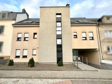 MANSO IMMO vous propose en exclusivité cet appartement érigé au premier étage avec une vue dégagée et dans un coin paisible a Bettembourg. Proche de toutes commodités cet appartement de +-68m2 avec un énorme balcon couvert ayant une exposition solaire idéale et un jardin privatif se trouvant dans une résidence très bien entretenue. Un bien d'exception et coup de coeur assuré aux faibles charges mensuelles faisant partie de 5 unités uniquement, offrant aux propriétaires tout confort et sécurité, avec ses belles finitions, fenêtres triple vitrage vous bénéficiez d'une qualité de vie agréable garantie.

Cet appartement de 68m2 et son balcon 12m2 ayant un jardin privatif de 74m2 et une classe énergétique B se compose comme suit:

- Un hall / couloir d'entrée desservant toutes les pièces. La chambre à coucher est spacieuse ayant une salle de douche privative intégrée. La salle de douche est vaste avec une douche à l'italienne. La pièce majeure et plus importante dans cet appartement est sans aucun doute le salon / salle à manger ouvert sur une cuisine équipée et surtout opérationnelle. Cette pièce est lumineuse grâce aux baies vitrées et fenêtres avec un possible coin bureau et donne accès à un superbe balcon avec vue dégagée sur verdure. Un plus pour passer de bons moments et profiter du calme. La cuisine est complètement équipée et offre tout espace nécessaire et fonctionnel à chaque amateur de cuisine. Un énorme débarras avec coin buanderie ainsi qu'un WC séparé complètent cet étage.

On ajoute à cette offre un jardin privatif de +- 74m2, un emplacement de parking intérieur adapté à tout véhicule ainsi qu'une vaste cave privative.
En commun on aura un ascenseur, local poubelles.

Proche de toutes commodités nécessaires au quotidien, tels que magasins, transports publics, service scolaire, parcs de jeux et à la promenade, accès rapide aux différentes axes routières du sud.

Toutes les indications sont basées exclusivement sur les informations mises à notre disposition par nos clients. Nous n'assumons aucune garantie quant à l'exactitude et l'actualité de ces indications.

Les prix affichés s'entendent frais d'agence inclus de 3% + 17%TVA. Les honoraires d'agence sont à charge des vendeurs.

Pour plus d'informations, photos ou convenir d'un rendez-vous, vous pouvez nous contacter au :
+352 24 51 33 79 info@mansoimmo.lu

MANSO IMMO bietet Ihnen exklusiv diese Wohnung im ersten Stock mit freiem Ausblick in einer ruhigen Lage in Bettembourg an. In der Nähe aller Annehmlichkeiten gelegen, verfügt diese ca. 68 m² große Wohnung über einen riesigen überdachten Balkon mit idealer Sonneneinstrahlung und einen privaten Garten in einer sehr gepflegten Wohnanlage. Eine außergewöhnliche Immobilie, die garantiert Ihr Herz erobern wird ? mit geringen monatlichen Nebenkosten, als Teil einer Wohnanlage mit nur 5 Einheiten, die den Eigentümern jeglichen Komfort und Sicherheit bietet. Dank der hochwertigen Ausstattung und der dreifach verglasten Fenster genießen Sie hier garantiert eine angenehme Lebensqualität.

Diese 68 m² große Wohnung mit einem 12 m² großen Balkon, einem 74 m² großen privaten Garten und der Energieeffizienzklasse B setzt sich wie folgt zusammen:

- Ein Eingangsbereich/Flur, von dem aus alle Räume zugänglich sind. Das Schlafzimmer ist geräumig und verfügt über ein eigenes, integriertes Duschbad. Das Duschbad ist großzügig geschnitten und verfügt über eine ebenerdige Dusche. Der wichtigste und größte Raum in dieser Wohnung ist zweifellos das Wohn-/Esszimmer, das zu einer voll ausgestatteten und vor allem funktionalen Küche hin offen ist. Dieser Raum ist dank der großen Fensterfronten und Fenster lichtdurchflutet, bietet Platz für eine mögliche Büroecke und führt auf einen herrlichen Balkon mit freiem Blick ins Grüne. Ein Pluspunkt, um schöne Momente zu verbringen und die Ruhe zu genießen. Die Küche ist komplett ausgestattet und bietet jedem Kochbegeisterten den nötigen und funktionalen Platz. Ein riesiger Abstellraum mit Waschküche sowie ein separates WC vervollständigen diese Etage.

Zu diesem Angebot gehören außerdem ein privater Garten von ca. 74 m², ein überdachter Parkplatz, der für jedes Fahrzeug geeignet ist, sowie ein geräumiger privater Keller.
Zur gemeinsamen Nutzung stehen ein Aufzug und ein Müllraum zur Verfügung.

In der Nähe befinden sich alle für den Alltag notwendigen Einrichtungen wie Geschäfte, öffentliche Verkehrsmittel, Schulangebote, Spielplätze und die Promenade sowie eine schnelle Anbindung an die verschiedenen Verkehrsachsen im Süden.

Alle Angaben basieren ausschließlich auf den Informationen, die uns von unseren Kunden zur Verfügung gestellt wurden. Wir übernehmen keine Gewähr für die Richtigkeit und Aktualität dieser Angaben.

Die angegebenen Preise verstehen sich inklusive Maklergebühren in Höhe von 3 % + 17 % MwSt. Die Maklergebühren gehen zu Lasten der Verkäufer.

Für weitere Informationen, Fotos oder zur Vereinbarung eines Termins können Sie uns kontaktieren unter:
+352 24 51 33 79 info@mansoimmo.lu

MANSO IMMO is pleased to offer this exclusive first-floor apartment with unobstructed views, located in a peaceful area of Bettembourg. Close to all amenities, this approximately 68 m² apartment features a huge covered balcony with ideal sun exposure and a private garden, located in a very well-maintained residence. An exceptional property that's sure to be a favorite, with low monthly maintenance fees. As one of only 5 units in the building, it offers owners every comfort and security; with its beautiful finishes and triple-glazed windows, you're guaranteed a pleasant quality of life.

This 68 m² apartment, with a 12 m² balcony, a 74 m² private garden, and an energy efficiency rating of B, is laid out as follows:

- An entryway/hallway leading to all rooms. The bedroom is spacious and features an en-suite shower room. The shower room is spacious and features a walk-in shower. The main and most important room in this apartment is undoubtedly the living/dining room, which opens onto a fully equipped and highly functional kitchen. This room is bright thanks to the floor-to-ceiling windows and offers space for a home office, as well as access to a superb balcony with an unobstructed view of the greenery?a great spot to relax and enjoy the peace and quiet. The kitchen is fully equipped and provides all the necessary and functional space for any cooking enthusiast. A spacious storage room with a laundry area, as well as a separate half-bath, complete this floor.

This listing also includes a private garden of approximately 74 m², an indoor parking space suitable for any vehicle, and a large private basement storage unit.
Shared amenities include an elevator and a trash room.

Close to all daily necessities, such as shops, public transportation, school services, playgrounds, and the promenade, with quick access to the various major roads in the south.

All information is based exclusively on the details provided to us by our clients. We assume no liability for the accuracy or timeliness of this information.

The listed prices include agency fees of 3% plus 17% VAT. The agency fees are payable by the sellers.

For more information, photos, or to schedule an appointment, please contact us at:
+352 24 51 33 79 info@mansoimmo.lu