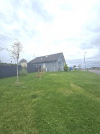 Immo Nordstrooss vous propose cette maison individuelle complètement rénovée en 2012, idéalement située dans la verdure à Wahlhausen. 

Édifiée sur un terrain de +/-10.20 ares, cette propriété offre environ +/-97.6 m² habitables. 

Elle se distingue par son agencement fonctionnel et ses volumes généreux, adaptés à une vie de famille agréable.   

Le hall d'entrée dessert un salon lumineux et une nouvelle cuisine ouverte entièrement équipée, avec accès direct à une grande terrasse et au jardin bien orienté et clôture, sur le même niveaux il y a une belle chambre à coucher, une nouvelle salle de douche avec fenêtre et espace buanderie.

L'espace nuit se compose de deux chambres, d'un WC séparé avec raccordement pour une baignoire et d'un espace de rangement.   

Sur le plan technique, la maison est équipée d'une chaudière à Gaz de 2012 avec radiateurs, des dalles en béton et de fenêtres en PVC à double vitrage avec volets roulants, assurant un bon confort thermique et acoustique.   
Un garage privatif et plusieurs emplacements extérieurs viennent compléter l'ensemble.   

Pour tout renseignement complémentaire ou information veuillez nous contacter par email info@immonordstrooss.lu ou par Tél: 691 850 805.  

Proposition de crédit/financement à taux compétitif auprès des banques Luxembourgeoise incluse dans nos services gratuits.
