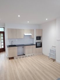Maison jumelée entièrement rénovée sur 6 ares de terrain comprenant :
- Au rez-de-chaussée : entrée, salle d'eau (avec douche, WC, meuble vasque, emplacement lave-linge), cuisine équipée avec four, plaque, hotte, ouverte sur grand séjour.
- À l'étage : 2 chambres, dégagement, WC, salle de bain avec baignoire et meuble vasque.
- En combles : 3e chambre sous rampants.
Fenêtres équipées de volets roulants électriques, chauffage gaz avec chaudière à condensation neuve, belle cave saine, 2 remises à l'arrière, jardin entretenu et partiellement clos, emplacement de stationnement privatif à l'arrière.