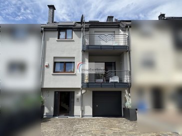 IMMO EXCELLENCE vous propose en exclusivité cette jolie maison mitoyenne entièrement rénovée, offrant une surface habitable d'environ 223 m² ainsi qu'une surface utile d'environ 64 m², le tout sur un terrain de 2,34 ares.

La maison se compose comme suit :

Au sous-sol, vous trouvez : un hall (6,71 m²), une salle de douche avec W.C. et lavabo (4,32 m²), une chaufferie avec raccordement pour la machine à laver (23,51 m²), ainsi qu'une grande pièce comprenant une cuisine équipée (style studio) (25,73 m²), avec accès direct à une belle terrasse (25,62 m²), au jardin ainsi qu'à une deuxième terrasse (20 m²).

Au rez-de-chaussée, vous trouvez : un hall (15,13 m²), une chambre à coucher (11,71 m²), un grand garage avec buanderie (32,59 m²), un escalier vers le sous-sol (4,09 m²), ainsi qu'une cage d'escalier vers le 1er étage (4,26 m²).

Au 1er étage, vous trouvez : un hall (6,27 m²), un W.C. séparé (1,83 m²), une cuisine équipée (13,69 m²), un double séjour (26,55 m²) avec poêle et accès à deux balcons (6,68 m² et 6,65 m²), une chambre à coucher (9,90 m²), ainsi qu'une cage d'escalier vers le 2e étage (4,27 m²).

Au 2e étage, vous trouvez : un hall (6,31 m²), un W.C. séparé (1,81 m²), une chambre à coucher comprenant une armoire encastrée (12,68 m²), une deuxième chambre à coucher avec armoire encastrée (13,68 m²) et accès direct à un balcon (6,65 m²), une troisième chambre à coucher (12,50 m²) également avec accès armoire encastrée et  avec accès direct  à un balcon (6,14 m²), une salle de bains avec W.C. et lavabo (9,71 m²) et accès au balcon, ainsi qu'un escalier vers le 3e étage (3,98 m²).

Au 3e étage, vous trouvez : un palier (1,21 m²), ainsi qu'une grande chambre à coucher comprenant un lavabo (25,56 m²) et des rangements aménagés sous la toiture (7,75 m²).

La maison dispose de quatre balcons, de deux terrasses (25,62 m² et 25 m²), d'un jardin entièrement aménagé, d'un poêle dans le double séjour, de deux emplacements extérieurs pour voitures, d'une borne de recharge pour véhicule électrique, de stores électriques (à l'exception de trois fenêtres), de fenêtres en triple vitrage, d'un chauffage au gaz combiné à un système d'échangeur de chaleur alimenté par des panneaux solaires ainsi que d'un chauffe-eau thermodynamique. 

Le système de panneaux solaires a été installé en avril 2026, les fenêtres en triple vitrage datent de 2021 et le chauffe-eau thermodynamique a été installé en octobre 2025.

Au sous-sol, les fenêtres sont équipées de verre de sécurité renforcé. Les dalles sont en béton. Le 3e étage, sous la toiture, est équipé de fenêtres VELUX.

La maison bénéficie d'une classe énergétique C/C.

Le chauffage est assuré par une chaudière au gaz de marque BUDERUS, datant de 1998. Celle-ci a été entretenue régulièrement ; le brûleur ainsi que plusieurs autres éléments ont été remplacés au fil des années afin d'en garantir le bon fonctionnement.

Enfin, d'importants travaux de rénovation ont été réalisés entre 2018 et 2022, auxquels s'ajoutent les investissements techniques plus récents, faisant de cette maison un bien parfaitement entretenu, offrant de beaux volumes et un excellent niveau de confort.

La maison est située dans une rue calme, sur les hauteurs de Dommeldange, à proximité immédiate de toutes les commodités (transports en commun, commerces, écoles, accès autoroutiers, etc.). Le quartier de Dommeldange se situe au nord-est de la Ville de Luxembourg. Il est limitrophe de Weimerskirch au sud, ainsi que des quartiers d'Eich et de Beggen, et séduit par son environnement résidentiel, son cadre verdoyant et sa proximité avec le centre-ville.



IMMO EXCELLENCE bietet Ihnen exklusiv dieses vollständig renovierte Reihenhaus mit einer Wohnfläche von ca. 223 m² sowie einer Nutzfläche von ca. 64 m² auf einem 2,34 Ar großen Grundstück an.

Das Haus setzt sich wie folgt zusammen:

Untergeschoss: 
Eine Diele (6,71 m²), ein Duschbad mit WC und Waschbecken (4,32 m²), ein Heizungsraum mit Anschluss für die Waschmaschine (23,51 m²) sowie ein großzügiger Raum mit einer komplett ausgestatteten Küche im Studio-Stil (25,73 m²) mit direktem Zugang zu einer schönen Terrasse (25,62 m²), dem Garten sowie einer zweiten Terrasse (20 m²).

Erdgeschoss:
Eine Diele (15,13 m²), ein Schlafzimmer (11,71 m²), eine große Garage mit Waschküche (32,59 m²), ein Treppenhaus zum Untergeschoss (4,09 m²) sowie ein Treppenhaus zum 1. Obergeschoss (4,26 m²).

1. Obergeschoss:
Eine Diele (6,27 m²), ein separates WC (1,83 m²), eine komplett ausgestattete Küche (13,69 m²), ein großzügiges Wohn- und Esszimmer (26,55 m²) mit Kaminofen und Zugang zu zwei Balkonen (6,68 m² und 6,65 m²), ein Schlafzimmer (9,90 m²) sowie ein Treppenhaus zum 2. Obergeschoss (4,27 m²).

2. Obergeschoss:
Eine Diele (6,31 m²), ein separates WC (1,81 m²), ein Schlafzimmer mit Einbauschrank (12,68 m²), ein zweites Schlafzimmer mit Einbauschrank (13,68 m²) und direktem Zugang zu einem Balkon (6,65 m²), ein drittes Schlafzimmer (12.50 m²), ebenfalls mit Einbauschrank und direktem Zugang zu einem Balkon (6,14 m²), ein Badezimmer mit WC und Waschbecken (9,71 m²) sowie Zugang zum Balkon, außerdem eine Treppe zum 3. Obergeschoss (3,98 m²).

3. Obergeschoss:
Ein Podest (1,21 m²) sowie ein großes Schlafzimmer (25,56 m²) mit Waschbecken und praktischen Stauraummöglichkeiten unter dem Dach (7,75 m²).

Das Haus verfügt über vier Balkone, zwei Terrassen (25,62 m² und 20 m²), einen vollständig angelegten Garten, einen Kaminofen im Wohn- und Esszimmer, zwei Außenstellplätze, eine Ladestation für Elektrofahrzeuge, elektrische Rollläden (mit Ausnahme von drei Fenstern), dreifach verglaste Fenster, eine Gasheizung in Kombination mit einem Wärmetauschersystem über Solarpaneele sowie einen thermodynamischen Warmwasserbereiter.

Die Solaranlage wurde im April 2026 installiert. Die dreifach verglasten Fenster stammen aus dem Jahr 2021 und der thermodynamische Warmwasserbereiter wurde im Oktober 2025 eingebaut.

Die Fenster im Untergeschoss sind mit verstärktem Sicherheitsglas ausgestattet. Die Geschossdecken bestehen aus Beton. Das Dachgeschoss verfügt über VELUX-Dachfenster.

Das Haus besitzt die Energieeffizienzklasse C/C.

Die Beheizung erfolgt über eine Gasheizung mit einem BUDERUS-Heizkessel aus dem Jahr 1998. Die Heizungsanlage wurde regelmäßig gewartet; der Brenner sowie weitere Bauteile wurden im Laufe der Jahre erneuert, um einen einwandfreien Betrieb sicherzustellen.

Zwischen 2018 und 2022 wurden umfangreiche Renovierungsarbeiten durchgeführt. Ergänzt durch die jüngsten technischen Investitionen präsentiert sich diese Immobilie in einem ausgezeichneten Pflegezustand und bietet großzügige Wohnflächen sowie einen hohen Wohnkomfort.

Das Haus befindet sich in einer ruhigen Straße auf den Anhöhen von Dommeldingen, in unmittelbarer Nähe aller Annehmlichkeiten wie öffentlicher Verkehrsmittel, Einkaufsmöglichkeiten, Schulen und Autobahnanschlüssen. Der Stadtteil Dommeldingen liegt im Nordosten der Stadt Luxemburg und grenzt an Weimerskirch, Eich und Beggen. Er überzeugt durch seine ruhige, grüne Wohnlage und die hervorragende Nähe zum Stadtzentrum.


IMMO EXCELLENCE is pleased to exclusively offer this fully renovated terraced house with approximately 223 m² of living space and approximately 64 m² of usable space, set on a 2.34-are plot.

The property is laid out as follows:

Basement:
An hall (6.71 m²), a shower room with WC and washbasin (4.32 m²), a utility/heating room with washing machine connection (23.51 m²), and a spacious studio-style room with a fully fitted kitchen (25.73 m²), offering direct access to a beautiful terrace (25.62 m²), the landscaped garden, and a second terrace (20 m²).

Ground floor:
An entrance hall (15.13 m²), one bedroom (11.71 m²), a large garage with laundry area (32.59 m²), a staircase leading to the basement (4.09 m²), and a staircase leading to the first floor (4.26 m²).

First floor:
A hall (6.27 m²), a separate WC (1.83 m²), a fully fitted kitchen (13.69 m²), a spacious living and dining room (26.55 m²) featuring a wood-burning stove and access to two balconies (6.68 m² and 6.65 m²), one bedroom (9.90 m²), and a staircase leading to the second floor (4.27 m²).

Second floor:
A hall (6.31 m²), a separate WC (1.81 m²), one bedroom with a built-in wardrobe (12.68 m²), a second bedroom with a built-in wardrobe (13.68 m²) and direct access to a balcony (6.65 m²), a third bedroom (12.50 m²), also featuring a built-in wardrobe and direct access to a balcony (6.14 m²), a bathroom with WC and washbasin (9.71 m²) with access to the balcony, and a staircase leading to the third floor (3.98 m²).

Third floor:
A landing (1.21 m²) and a spacious bedroom (25.56 m²) with a washbasin and practical storage space beneath the roof (7.75 m²).

The property benefits from four balconies, two terraces (25.62 m² and 20 m²), a beautifully landscaped garden, a wood-burning stove in the living room, two outdoor parking spaces, an electric vehicle charging station, electric shutters (except for three windows), triple-glazed windows, a gas-fired heating system combined with a solar heat exchange system, and a thermodynamic water heater.

The solar panel system was installed in April 2026.  The triple-glazed windows were installed in 2021, and the thermodynamic water heater was installed in October 2025.

The basement windows are fitted with reinforced safety glass. The floors are constructed with concrete slabs, and the top floor is equipped with VELUX roof windows.

The property has an energy efficiency rating of C/C.

Heating is provided by a BUDERUS gas boiler dating from 1998. The heating system has been regularly serviced, with the burner and several other components replaced over the years to ensure reliable operation.

Extensive renovation works were carried out between 2018 and 2022. Together with the recent technical upgrades, these improvements ensure that the property is exceptionally well maintained and offers generous living spaces combined with a high level of comfort.

The house is located in a quiet street on the heights of Dommeldange, within immediate proximity to all amenities, including public transport, shops, schools and motorway connections. Dommeldange is a highly sought-after residential district in the north-eastern part of Luxembourg City, bordering Weimerskirch, Eich and Beggen. It is appreciated for its peaceful green surroundings while offering excellent access to the city centre.