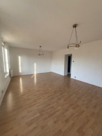 Découvrez ce spacieux appartement T4, offrant un cadre de vie agréable et fonctionnel.

Il se compose d'un bel espace de vie lumineux avec cuisine ouverte et équipée, idéal pour partager des moments conviviaux. L'espace nuit comprend deux chambres confortables, bien agencées et adaptées à une vie familiale ou à un couple souhaitant un espace supplémentaire.

Le loyer mensuel est complété par une provision sur charges de 50 €, comprenant l'électricité des parties communes, l'entretien de la chaudière ainsi que la taxe d'enlèvement des ordures ménagères (TEOM).

Les honoraires de location s'élèvent à 530 €, dont 380 € pour les visites, la constitution du dossier et la rédaction du bail, et 150 € pour l'état des lieux.

Conformément à la réglementation en vigueur, les informations relatives aux risques auxquels ce bien est exposé sont disponibles sur le site officiel : www.georisques.gouv.fr.