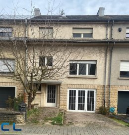 Dudelange - (Baltzing) maison unifamiliale située dans un quartier résidentiel, calme et agréable à vivre. Proche des écoles, à 5 minutes à pied du centre ville, commerces et toutes commodités.<br><br>Cette maison se compose comme suit: <br>- Rdch: hall d\'entrée, buanderie, débarras, rangement, accès sur terrasse et jardin. <br>- Garage fermé et emplacement privé devant le garage. <br>- Etage, cuisine, débarras, salon -salle a manger.<br>- 2 ème: trois chambres a coucher, <br>- Grenier aménageable. <br>Construction massive,<br>Travaux de rénovation à prévoir<br>Possibilité d\'agrandir vers l\'arrière.<br><br>Disponible dans l\'immédiat. <br>PE en cours. <br>Les frais d\'agence sont inclus dans le prix et à charge du vendeur.<br><br><br><br><br><br>