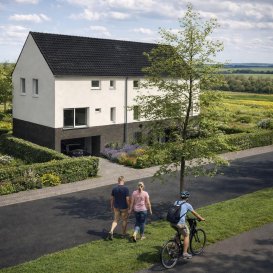 Maison individuelle libre de 4 côtés, idéale pour une vie sereine et connectée au cœur du Luxembourg.  
Adresse : 82 Haaptstrooss - Born (6661, commune d'Echternach)  

Cette propriété exceptionnelle libre de 3 côtés d'une superficie brute +/-208m2 exposé NORD/OUEST, face à la Sûre et à l'Allemagne dans un cadre verdouillant, dans un village paisible alliant tradition et modernité.  

La maison est agancée comme suit :  
Rez-de-chaussée : 2 places de parkings extérieures, 2 places de parkings couverts et une cave, ainsi que l'entrée -/+9,00 m2  

Au 1er étage :  
Un living et cuisine ouverte de +/- 41,90 m² avec accès à une terrasse généreuse de +/- 18 m².  
WC sépar et local technique  

1er Étage :  

4 chambres à coucher :  
Chambre 1 : +/- 13,02 m².  
Chambre 2 : +/- 13,08 m².  
Suite parentale : +/- 19,10 m² avec salle de douche privative et dressing  
Salle de bain avec fenêtre équipée d'une double vasque, baignoire et WC.  

Chauffage & Confort thermique  
Un système de chauffage dernière génération pour un confort optimal et des économies d'énergie significatives :  
- Pompe à chaleur Viessmann Vitocal 200S, technologie silencieuse et ultra-performante  
- Plancher chauffant basse température (< 35°C) sur l'ensemble de la surface habitable, marque Zevotherm, chaleur douce et homogène dans chaque pièce  
- Régulation thermostatique pièce par pièce pour un confort personnalisé  
- Eau chaude sanitaire assurée par la pompe à chaleur via un ballon Vitocell 300L, économique et écologique  

Menuiseries Extérieures  
Des menuiseries haute performance pour une isolation thermique et acoustique irréprochable :  
- Profils PVC REHAU / SCHÜCO coloris gris anthracite extérieur, esthétique moderne et durable  
- Triple vitrage à faible émissivité 48 mm (vide d'air 18 mm) avec un coefficient U = 0,50 W/m²K ? isolation thermique maximale  
- Porte d'entrée PVC gris anthracite, panneau plein ou vitré, fermeture de sécurité 3 points d'ancrage  
- Tablettes extérieures en aluminium laqué gris anthracite  
- Volets roulants PVC gris anthracite, lames double paroi 8/37 mm en caisson isolé (ROKATOP) avec motorisation électrique et commande va-et-vient  

Finitions intérieures  
- Carrelage grand format 60×60 dans les pièces de vie  
- Parquet stratifié dans les chambres  
- Sanitaires Villeroy & Boch / Hansgrohe, douche spacieuse, WC suspendus, meubles vasques design  
Extérieur  
- Terrasse en grès cérame  
- Accès garage aménagé  
- Terrain prêt pour aménagement paysager  

Emplacement stratégique et commodités quotidiennes  
Born profite d'une situation géographique privilégiée dans la région Est du Luxembourg, facilitant les déplacements vers les grands centres :  
- Accès autoroute : Proximité de l'autoroute A6 pour rejoindre Luxembourg-Ville et l'Allemagne  
- Transports en commun : Lignes de bus locales comme la B19 reliant Grevenmacher à Echternach (30 arrêts, incluant écoles), avec infos en temps réel via mobiliteit.lu. À partir de janvier 2026, renforcement des bus scolaires région Sud via RGTR pour un accès optimal aux lycées.  
- Écoles et éducation : Dessert bien les établissements secondaires de la région Sud et Est ; lignes dédiées (ex. VDL pour Luxembourg-Ville, ATSEEE pour l'extérieur) assurent le transport scolaire fiable, avec campus accessibles en bus.  
- Vie pratique : Village dynamique avec commerces locaux le long de la Haaptstrooss, proximité d'Echternach pour services essentiels, et cadre naturel préservé propice à la qualité de vie.  

Prix affiché inclus une TVA mixte sous réservation, d'acceptation de l'administration de la TVA de l'enregistrement et des domaines.
