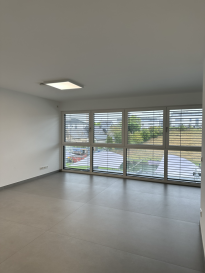 WK IMMO PROMOTIONS freut sich Ihnen diese moderne Wohnung zur Vermietung anbieten zu dürfen. Die Wohnung überzeugt mit ihrem Wohnkomfort, viel Tageslicht und einem schönen Balkon, der zum Entspannen und Verweilen einlädt. Dank der angenehmen Raumaufteilung bietet sie ein gemütliches Zuhause für eine Einzelperson oder ein Paar.

Für weitere Informationen oder zur Vereinbarung eines Besichtigungstermins erreichen Sie uns gerne unter +352621686850.