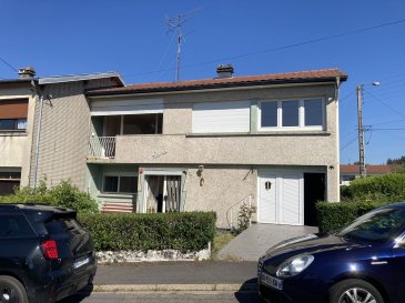 Maison jumelée - 95m ². EN EXCLUSIVITE ! 

PANETTA IMMOBILIER vous propose cette maison mitoyenne d'un seul côté de 95m² habitables sur 03a13ca de terrain,  située dans un quartier calme en impasse, cette maison est composée:

au rez-de-chaussée d'une entrée, 1 salon, 1 chaufferie (chaudière fuel de 2005), 1 garage 2 voitures (isolation plafond) avec accès jardin, 

à l'étage: dégagement, cuisine, séjour avec balcon, w-c, salle de bains, 3 chambres 

combles perdus

Terrain autour de la maison

Assainissement au tout à l'égout, toiture de 2005, double vitrage partiel, électricité à remettre aux normes

Pour infos et visites, Rocco PANETTA au 06 88 56 77 94 (laisser message si répondeur)

Les informations sur les risques auxquels ce bien est exposé sont disponibles sur le site Géorisques : www.georisques.gouv.fr