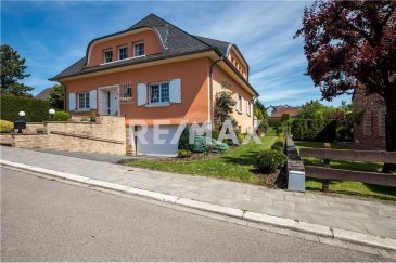 Veuillez contacter M. Felice Capraro pour de plus amples informations :
- T : +352 621 251 398
- E : felice.capraro@remax.lu

REMAX, Spécialiste de l'immobilier, vous présente cette magnifique villa meublée, en vente à Mondercange, sur un terrain de 9 ares 11 et d'une surface habitable de 313 m² se composant comme suit : 

Au RDC : Hall d'entrée, bureau, WC séparé, salle à manger avec accès à la terrasse, séjour spacieux Lumineux, cuisine équipée séparée, terrasse avec marquise et un jardin exposé sud. 

1er étage : Hall de nuit, un appartement une chambre avec salle de séjour et cuisine équipée, salle de douche, une chambre à coucher, une suite parentale avec dressing, une 4? chambre spacieuse, une salle de bain, un grenier à aménager.

Extérieur : Terrasse avec marquise, jardin, Garage 3 véhicules, Parking extérieur pour 2 véhicules, un sous-sol avec bureau et atelier d'une surface de 200 m² viennent compléter cette magnifique maison avec des matériaux de qualités. 

Cette maison est proche de toutes les commodités, très bien située, proche des zones commerciales de Foetz, crèche, écoles, parc Molter de Mondercange, à 20 minutes du centre d'affaire du Kirchberg, 

Prix : 1.560.000 euros 
Visite virtuelle : https://premium.giraffe360.com/remax-select/3f33f3386d3d493d916262697c09a4a3/

Frais d’agence RE/MAX : 3 % du prix de vente à la charge de la partie venderesse + TVA