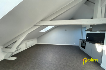 Bel appartement F3 .  Appartement proche du centre-ville au 3ème étage situé au 19 rue des Barclay 54700 PONT-A-MOUSSON comprenant :
 - Entrée, Cuisine équipée ouverte sur pièce de vie, 2 Chambres, SDB, WC, Box de rangement;
 - Chauffage individuel électrique - 50.94m2
 - Libre à la location le 28 novembre 2026
 Les informatiobns sur les risques auxquels ce bien est exposé sont disponibles sur le site Géorisques : www.georisques.gouv.fr