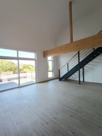 Maison jumelée 4 pièces 107 m². A Petit Rederching, Nord Sud Immobilier a le plaisir de vous présenter cette superbe maison jumelée contemporaine.

- Au rez-de-chaussée, le bien dispose d'une entrée individuelle, d'un garage avec porte sectionnelle pouvant accueillir un véhicule, ainsi que d'une buanderie / chaufferie.

- Au premier étage, vous découvrirez un palier avec dégagement, une belle pièce à vivre baigné de lumière de 35 m² comprenant une cuisine équipée ouverte, le tout donnant accès à une terrasse de 15 m². Cet étage comprend également un cellier, un WC indépendant, une salle de bain complète avec douche à l'italienne et baignoire, ainsi qu'une chambre à coucher.

-  Au second étage, un palier ouvert sur la pièce à vivre, desservant deux chambres à coucher.

Le bien dispose également d'une place de stationnement dans la cour arrière.

Loyer hors charges : 980€/mois.
Charges : 50€/mois.
Honoraires d'agence : 592,46€.

Les informations sur les risques auxquels ce bien est exposé sont disponibles sur le site Géorisques : www.georisques.gouv.fr

Contact Nord Sud immobilier à Rohrbach les bitche, Bitche, Diemeringen et Sarreguemines.