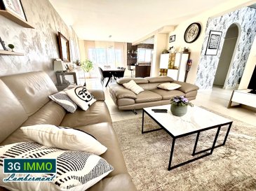 En collaboration Exclusive avec Marc Carniel SAFTI, 3G Immo Lambermont vous propose, hors axes de circulation principaux, à COSNES-ET-ROMAIN une superbe maison individuelle avec 4 GRANDES CHAMBRES, GARAGE, TERRAIN et TERRASSE !

Si vous recherchez de l’espace et de la lumière, cette maison de 2011 (aux normes BBC ; cout de chauffage annuel estimé entre 880 et 1240€) en demi-niveaux, d’une surface habitable de 154m² (+55m² de surface sol) répondra à vos attentes.

Le rez-de-chaussée se compose d’un hall d’entrée distribuant un superbe espace de vie de 45m² avec de nombreuses ouvertures vers l’extérieur et la terrasse de 40m². Nous y retrouvons également un Wc ainsi qu’un garage de 47m² et une buanderie.
Au premier niveau nous retrouvons 4 belles chambres lumineuses (16 / 16,2 et 18,5m²) dont une suite parentale de 26,1m² (dressing, chambre et salle d’eau privative avec douche, meuble vasque et Wc). Une salle de bains (douche italienne, baignoire, meuble vasque et Wc) et un débarras complètent l’ensemble.

La maison est construite sur un terrain de 6,1ares avec possibilité de garer des véhicules, une vaste terrasse et des parties gazonnées. Le tout en secteur résidentiel au calme !

Au niveau technique, la maison possède une très bonne isolation (normes BBC) : DPE B et GES A. Le chauffage au sol sur les niveaux est assuré par une PAC Air/Eau, les huisseries sont en DV PVC avec volets électriques, la toiture est en tuile. A noter également la présence d’une aspiration centralisée, d’une VMC simple flux pour les pièces humides. La maison est raccordée à la fibre avec le RJ45 dans toutes les pièces.  Taxe foncière : 1.800€

Pour toutes demandes de renseignements et/ou visites : Grégory 06 42 85 79 02