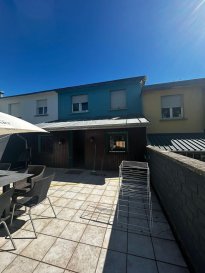 MANSO IMMO vous propose en exclusivité cette charmante maison jumelée avec 5 chambres à coucher érigée sur une parcelle de 1a88ca. Dans une bonne situation géographique, permettant un accès facile aux axes autoroutiers et le centre-ville de Luxembourg, à 2 minutes de l'Aéroport et à 10 minutes du Kirchberg. 

Le bien est actuellement loué et génère un revenu locatif mensuel de 4.900 €. Excellente opportunité d'investissement ! Cette propriété bénéficie de locataires stables en place depuis plusieurs années, désireux de poursuivre leur bail. Un investissement clé en main offrant un rendement locatif immédiat.

Proche de toutes commodités et transports publics, cette maison sur 3 différents niveaux avec +- 125m2 habitables et bien plus au total et se compose comme suit:

- Au rez-de-chaussée:
Un espace carrelé servant de cave avec un énorme potentiel d'usage. Un garage, un local technique, une salle de douche et un local de stockage sont existants. 

- Au premier étage:
Hall d'entrée, un grand salon avec possibilité d'ouverture sur la cuisine équipée, une grande extension pouvant accueillir une salle à manger donnant accès sur la terrasse et jardin, ainsi qu'une salle de bains complète.

- Au deuxième étage:
A ce niveau le hall de nuit nous donne accès aux trois chambres et a une salle de douche. 

La maison dispose de 4 emplacements de voiture à l'extérieur.

Pas de travaux importants à prévoir, chaudière au gaz récente, toiture en bon état, électricité et fenêtres double vitrage. La maison dispose de dalles en béton.

Toutes les indications sont basées exclusivement sur les informations mises à notre disposition par nos clients. Nous n'assumons aucune garantie quant à l'exactitude et l'actualité de ces indications.

Les prix affichés s'entendent frais d'agence inclus de 3% + 17%TVA. Les honoraires d'agence sont à charge des vendeurs.

Pour plus d'informations, photos ou convenir d'un rendez-vous, vous pouvez nous contacter au :
+352 621 73 66 44 ou info@mansoimmo.lu