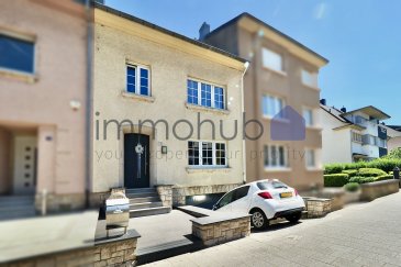 immohub, votre partenaire immobilier à Oberkorn, a le plaisir de vous présenter en exclusivité cette charmante maison unifamiliale mitoyenne implantée sur un terrain de 2,91 ares.
Cette propriété offre une surface habitable de +/- 120 m² et une surface brute totale de 202 m². 
Elle dispose de quatre chambres à coucher, d'une agréable terrasse de 28 m², d'un balcon, d'un joli jardin ainsi que d'un emplacement de parking intérieur et de deux emplacements extérieurs.

Le bien se compose comme suit :

Rez-de-chaussée (hauteur sous plafond : 2,68 m - 2,57 m)
-Hall d'entrée : 10,70 m²
-Double séjour lumineux : 32,12 m²
-Cuisine indépendante entièrement équipée : 11,20 m²
-Balcon : 5,20 m² avec escalier donnant accès au jardin
-Terrasse : 28,00 m²
-Jardin

1er étage (hauteur sous plafond : 2,71 m - 2,61 m)
-Hall de nuit : 4,80 m²
-Chambre I : 11,80 m²
-Chambre II : 13,75 m²
-Chambre III : 15,55 m²
-Salle de douche : 4,45 m² avec douche à l'italienne, lavabo simple et WC

2e étage (hauteur sous plafond : 2,74 m)
-Grenier aménageable accessible par escalier en béton : 29,90 m²
-Chambre IV : 13,00 m²

Sous-sol (hauteur sous plafond : 2,13 m)
-Hall de cave : 7,75 m²
-WC séparé : 4,20 m²
-Buanderie / local technique avec accès à la terrasse et au jardin : 11,45 m²
-Cave / débarras : 6,90 m²
-Garage pour une voiture avec porte motorisée Hörmann : 24,35 m²

Informations complémentaires :
-Année de construction : 1958 / Acquise en 1998 
-Double vitrage, châssis PVC, volets électriques et manuels
-Dalles en béton
-Chauffage au gaz - chaudière Buderus
-Revêtements de sol : carrelage grand format et laminé
-Classe énergétique : ____
-Charges mensuelles : ____ €
-Orientation : Nord-Est
-Un emplacement intérieur et deux emplacements extérieurs
-Électroménagers de cuisine AEG
-Fibre optique installée dans la cave