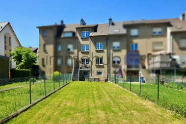 immohub, votre partenaire immobilier à Oberkorn, a le plaisir de vous présenter en exclusivité cette charmante maison unifamiliale mitoyenne implantée sur un terrain de 2,91 ares.
Cette propriété offre une surface habitable de +/- 120 m² et une surface brute totale de 202 m². 
Elle dispose de quatre chambres à coucher, d'une agréable terrasse de 28 m², d'un balcon, d'un joli jardin ainsi que d'un emplacement de parking intérieur et de deux emplacements extérieurs.

Le bien se compose comme suit :

Rez-de-chaussée (hauteur sous plafond : 2,68 m - 2,57 m)
-Hall d'entrée : 10,70 m²
-Double séjour lumineux : 32,12 m²
-Cuisine indépendante entièrement équipée : 11,20 m²
-Balcon : 5,20 m² avec escalier donnant accès au jardin
-Terrasse : 28,00 m²
-Jardin

1er étage (hauteur sous plafond : 2,71 m - 2,61 m)
-Hall de nuit : 4,80 m²
-Chambre I : 11,80 m²
-Chambre II : 13,75 m²
-Chambre III : 15,55 m²
-Salle de douche : 4,45 m² avec douche à l'italienne, lavabo simple et WC

2e étage (hauteur sous plafond : 2,74 m)
-Grenier aménageable accessible par escalier en béton : 29,90 m²
-Chambre IV : 13,00 m²

Sous-sol (hauteur sous plafond : 2,13 m)
-Hall de cave : 7,75 m²
-WC séparé : 4,20 m²
-Buanderie / local technique avec accès à la terrasse et au jardin : 11,45 m²
-Cave / débarras : 6,90 m²
-Garage pour une voiture avec porte motorisée Hörmann : 24,35 m²

Informations complémentaires :
-Année de construction : 1958 / Acquise en 1998 
-Double vitrage, châssis PVC, volets électriques et manuels
-Dalles en béton
-Chauffage au gaz - chaudière Buderus
-Revêtements de sol : carrelage grand format et laminé
-Classe énergétique : ____
-Charges mensuelles : ____ €
-Orientation : Nord-Est
-Un emplacement intérieur et deux emplacements extérieurs
-Électroménagers de cuisine AEG
-Fibre optique installée dans la cave