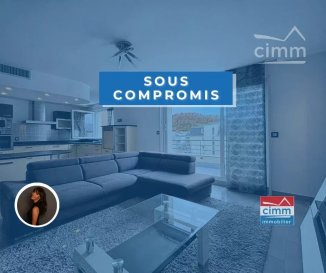 Moselle (57), en vente à Audun-le-Tiche, à proximité immédiate des commodités et des transports, et à deux minutes de la frontière luxembourgeoise, découvrez ce magnifique duplex récent situé au 3è et dernier étage d'une résidence sécurisée avec ascenseur. D'une surface d'environ 100 m², cet appartement lumineux offre un cadre de vie très agréable avec deux terrasses orientées sud et sud-ouest, une à chaque niveau, permettant de profiter pleinement des beaux jours. L'entrée avec placard dessert une spacieuse pièce de vie meublée, de plus de 45 m² comprenant une cuisine haut de gamme, équipée et moderne, ouverte sur le salon. Une baie vitrée à galandage permet un accès direct à la terrasse équipée d'un store, apportant luminosité et continuité entre intérieur et extérieur. Une buanderie et Wc indépendant complètent ce niveau. A l'étage, accessible par un élégant escalier design en bois, un palier dessert deux chambres dont une bénéficiant de sa terrasse privative avec baie à galandage et banne électrique, ainsi que d'un dressing et une chambre parentale avec salle d'eau et placard, vous disposez d'une seconde salle de bain familiale avec baignoire balnéo avec Wc suspendu.. Le bien est vendu avec une place de parking intérieure sécurisée ainsi qu'un cellier situé sur le palier. Le confort est assuré par un système de chauffage qui est la climatisation réversible par gainable à très basse consommation. La toiture à été refaite sur toute son isolation en 2018. Un bien rare sur le secteur à ce prix, idéal pour les frontaliers ou pour un investissement locatif meublé, proche du Luxembourg. Surface CARREZ : 97.28 m² Honoraires à la charge du vendeur Les informations sur les risques auxquels ce bien est exposé sont disponibles sur le site Georisques. REF 54574 - Sandrine DEROOZE - (+33 6 67 64 96 21) - Votre agent immobilier (E.I.) RSAC N° 428 875 298

Les informations sur les risques auxquels ce bien est exposé sont disponibles sur le site Géorisques

Bien meublé.