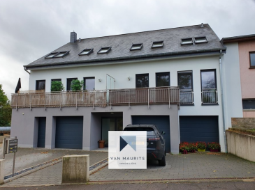 Situé à Flaxweiler, dans une maison bifamiliale constituée de deux étages, ce duplex d'une surface habitable de ± 130 m² se compose comme suit :

les pièces de vie se trouvent au 1er étage et la partie nuit sous les combles aménagés avec soin et lumineux (nombreux velux). Voici sa composition :

Au 1er étage, un palier ± 6 m² dessert le séjour ± 36 m², une grande cuisine séparée, équipée et aménagée ± 18 m² prolongée d'une terrasse ± 8 m², une salle de douche avec espace buanderie ± 5 m², un wc séparé ± 2 m², un vestiaire ± 2 m² et enfin, un grand débarras ± 9 m².

Sous les combles, un palier ± 5 m² conduit vers trois chambres de ± 8, 15 et 18 m² et une salle de douche ± 6 m² (douche, wc, lavabo).

Au rez-de-chaussée, deux garages avec portes électriques, deux emplacements et un jardin commun à l'arrière de la maison complètent ce bien.

Détails complémentaires :
- Duplex en très bon état ;
- Chauffage au sol ;
- Thermostats individuels ;
- Télévision satellite; Internet via Post ;
- Loyer: 1.950 €/mois - Charges: ± 250 €/mois - Caution: 2 mois de loyer ;
- Frais d'agence : 1/2 mois de loyer + TVA.
- Disponible à partir du 15/09/2025.

Contact:
Maurits van Rijckevorsel
Tel. +352 621 198 891
email: maurits@vanmaurits.lu