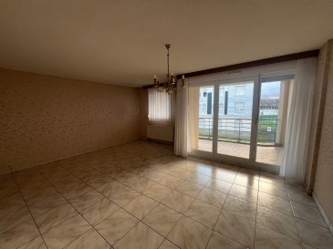 Appartement F4 situé au 2ème étage sur 3.
Celui-ci comprend entrée spacieuse, cuisine équipée, cellier - buanderie, double séjour avec accès terrasse (12m2), deux chambres dont une équipée d'un placard, salle e bains (douche), WC.
Garage individuel.
Doubles vitrage PVC, volets roulants, chauffage individuel gaz.