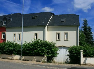 A VISITER !!!

Maison d'une surface habitable d'environ 260 m², avec possibilité d'ajouter environ 110 m² de dépendances attenantes (portant la surface habitable totale à 360 m²). 
Les dépendances (environ 300 m²) offrent un fort potentiel d'extension (espace de vie supplémentaire, loisirs, animaux, jardinage, etc.) car elles sont constructibles. 

La propriété est située sur un terrain d'environ 8 ares avec possibilité d'acquérir du terrain supplémentaire (jusqu'à 117 ares au total). 
Ce bien exceptionnel se trouve à Koetschette (commune de Rambrouch), à proximité du centre scolaire (arrêt de bus devant la maison). 

Il comprend trois étages, une cave et des dépendances, et se compose comme suit : 
au rez-de-chaussée : hall d'entrée, bureau, cuisine, salle à manger, salon, WC. 

Au 1er étage : 
- grande chambre avec escalier menant à une mezzanine - dressing, possibilité d'aménager une salle de bain supplémentaire - grande chambre actuellement utilisée comme bureau - troisième chambre - grande salle de bain avec WC séparés. 

Au 2e étage : - grande chambre avec escalier menant à une mezzanine - grenier. 

Sous-sol/dépendance : - grand garage fermé (sur le côté de la maison) et parking devant la maison - grande cave avec chaufferie (chaudière neuve installée en 2023) - écurie de 6 boxes et fenil (avec deux dalles de béton) - abri supplémentaire au pâturage. 

Pour tout renseignement complémentaire ou information veuillez nous contacter par email info@immonordstrooss.lu ou par Tél: 691 850 805.

Proposition de crédit/financement à taux compétitif auprès des banques Luxembourgeoise incluse dans nos services gratuits.