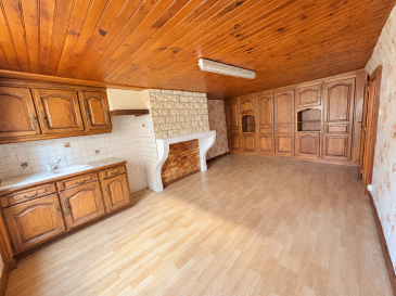 Au coeur de la ville.  Nouveauté et proche de toute commodité, venez découvir cette maison de ville qui offre plus de 79m2 habitable. Côté intérieur, une grande cuisine séparée du salon séjour, deux chambres à l'étage et un grenier au dessus. Possibilité de stationnement intérieur pour moto - vélo.
 Les informations sur les risques auxquels ce bien est exposé sont disponibles sur le site Géorisques : www.georisques.gouv.fr