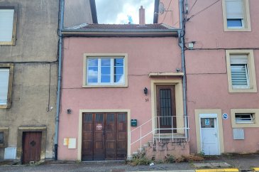 Idéal primo accédant ou investisseur,

Située au calme, dans une rue peu passante,

Proche de toutes commodités et des axes routiers principaux (Metz, Thionville, Luxembourg),

Maison 57m² de plain pied sur sous-sol complet composée comme suit:

- En rez de chaussée surélevé :

Entrée, cuisine séparée de 12.5m², séjour de 18m², chambre de 14m², wc séparé avec lave main et dégagement.

- Au sous-sol :

Garage de 25m², salle de bain, wc séparé, pièces de stockage et buanderie.

- Grenier aménageable sur dalle béton.

- Technique :

Dalles béton à tous les niveaux, chauffage central au gaz (chaudière à condensation Chappee), système électrique en sécurité et fenêtres en DV PVC avec volets roulants.

Monsieur Cridel
06-48-16-53-67