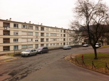 Situé au 3ème étage de l'immeuble, appartement de 76 m2 + terrasse de 5 m2, comprenant :

- Hall d'accueil
- Salon et salle à manger avec accès terrasse/loggia.
- 2 chambres (3 CHAMBRES POSSIBLE)
- Salle de bains.
- Cuisine équipée séparée avec débarras attenant.
- WC séparé.
- Cave en sous-sol.
- Garage pour 1 voiture.

Bon rapport locatif en cas de mise en location.
Travaux de rafraîchissement à prévoir.