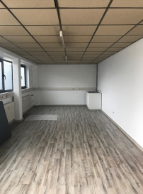 Grand bureau non meublé de +- 35 m2 au rez-de-chaussée d’un Business Center dans une zone d’activité à Howald proche de toutes commodités. 

Ce bien se compose de : 

- 1 Grand bureau de 35m2 avec un point d’eau
- 1 WC commun au rez-de-chaussée
- 1 WC commun au 1er étage
- 1 Kitchenette commune au 1er étage
- 2 Emplacements extérieurs 
- Loyer : 1150 € par mois charges comprises (chauffage, eau et électricité)
- Libre de suite

De nombreux commerces et restaurants se trouvent à proximité. 
Accès facile et proche des autoroutes A1 et A3.

N'attendez plus, contactez-nous par mail sur info@gng.lu ou au 621 366 377.

Découvrez toutes nos offres sur www.gng.lu