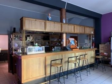Contactez directement Davy au 621 409 333 

FOND DE COMMERCE IDEALEMENT SITUÉ SUR LA ROUTE PRINCIPALE DE RODANGE.

Disponible immédiatement, ce fond de commerce se compose d'un local de bar, d'une terrasse et d'un appartement.
L'appartement peut se louer 1200 euros 

Le local commercial se compose d'une salle principale avec bar de 44m2, une cuisine de 2018 avec fenêtre, une pièce à l'arrière du bar de 12m2, deux urinoirs, une toilette, une grande cave de 31 m2.

Dans le fond de commerce est compris: la cuisine entièrement équipée (20 000euros), le bar, la vaisselle, une grande table, 2 congélateurs, un frigo à bouteilles etc.

Egalement du stock de boisson 

Charges: 3270 euros avec eau et gaz

Contactez directement le 621 409 333 
Ref agence :4921242-HB-RD