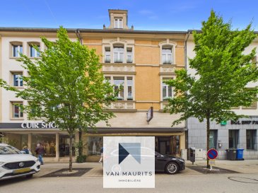 Située au 57, Avenue Grande-Duchesse Charlotte, L-3441 Dudelange, en plein centre-ville, à proximité immédiate des commerces, écoles, transports en commun, gare, restaurants et principaux axes autoroutiers, cette maison mitoyenne de deux façades développe une surface totale d'environ 420 m², dont 285 m² habitables, sur un terrain de 620 m².

Construite en 1920, cette propriété de charme à rénover a conservé tout le cachet de l'ancien avec notamment un magnifique escalier en bois d'époque. La façade et la toiture ont été rénovées, offrant une base saine pour un projet de transformation ou de valorisation.

Le rez-de-chaussée comprend un espace commercial de 54 m² actuellement occupé par un excellent locataire bénéficiant d'une activité bien établie, représentant un atout supplémentaire pour un investisseur. Ce niveau dispose également d'une cuisine séparée de 15 m², d'un espace de stockage de 30 m² ainsi que d'un hall d'entrée et d'un palier.

Les étages supérieurs accueillent un vaste séjour de 45 m², une seconde cuisine de 16 m², quatre chambres de 13 m², 16 m², 27 m² et 13 m², ainsi qu'une salle de bains de 10 m².

Le sous-sol dispose de trois caves d'environ 25 m² chacune et d'une chaufferie. Un grenier non aménagé de 73 m², bénéficiant d'une belle hauteur sous toiture, offre un potentiel supplémentaire d'aménagement.

À l'extérieur, le jardin arboré de 385 m² bénéficie d'une profondeur exceptionnelle de 60 mètres et d'un accès direct au parc situé à l'arrière de la propriété.

Grâce à ses volumes, sa configuration et son emplacement stratégique, cette propriété se prête à de nombreux projets : grande habitation familiale, création de plusieurs appartements (sous réserve des autorisations nécessaires) ou implantation d'une activité telle qu'une crèche, profitant notamment du vaste terrain et de l'accès direct au parc.

Équipements : châssis PVC double vitrage avec volets manuels, chauffage central au mazout par radiateurs, chaudière Viessmann (2013), citerne à mazout conforme. Toiture en ardoises. Vue sur le jardin.

Disponibilité à l'acte.

Agent responsable du dossier:
Katia Gravière au 661 33 29 82 ou katia@vanmaurits.lu