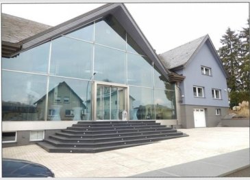 COMPLEXE IMMOBILIER EXCEPTIONNEL de plus de 1 300 m2 avec une grande salle de réunion pour 150 personnes, sur un terrain de 38,70 ares avec 2 entrées séparées se composant d'une partie habitation, d'un espace bien-être et d'une partie pour profession libérale:

 1) PARTIE HABITATION:

 RDCH: garage 2 voitures, cave à vin, wc séparé, salle de douche, chaufferie.

 1ER ÉTAGE: hall d'entrée, cuisine équipée ouverte sur living avec accès sur grande terrasse, salon avec cheminée, wc, débarras, 1 chambre, barbecue extérieur.

 2IEME ÉTAGE: 2 chambres dont une avec terrasse et dressing, salle de bains (jacuzzi, douche), bureau ou buanderie.

 2) ESPACE BIEN-ÊTRE

 piscine couverte avec accès sur terrasse et jardin, bain turque hammam, jacuzzi, sauna, salle de fitness, salle de relaxation, wc, douche.

 3) PARTIE PROFESSIONNELLE

 RDCH: réception, ascenseur, wc, studio avec cuisine et salle de douche.

 1ER ÉTAGE: superbe salle de réunion, cuisine équipée, 2 wc, bureau.

 2IEME ÉTAGE: bureau

 SOUS-SOL: grande cave, garage 2 voitures, buanderie.

 ! CONVIENT PARFAITEMENT POUR PROFESSION LIBÉRALE ET HABITATION PRIVÉE ! 

 Alliant beauté et modernisme ce bien est équipé de système d'alarme antieffraction, anti feu et possède 3 coffres forts. Il est également pourvu d'un ascenseur allant du sous-sol au 1er étage..
 Il y a un système domotique, une climatisation ainsi qu’un transfo supplémentaire (réduction des coûts).
 Tous les matériaux utilisés sont de qualité supérieure et durables, inox, vitrages, ardoises,.. 
