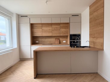 À vendre à Terville : Maison des années 30 rénovée avec prestations contemporaines. A Terville. Un véritable coup de coeur  pour cette maison mitoyenne d'un côté, datant des années 30 et entièrement rénovée avec goût. 
Au rez-de-chaussée, un vaste séjour accueille une cuisine équipée ouverte, donnant directement accès à la terrasse et au jardin. un bureau (ou une chambre) ainsi qu'une salle de douche avec WC complètent ce niveau.
Le premier étage dessert quatre belles chambres, dont une avec balcon et une autre avec terrasse, ainsi qu'une élégante salle de bains avec baignoire et WC. 
Les combles ont été aménagés en une magnifique suite parentale, disposant de sa propre salle de bains et d'une terrasse-solarium.
Un sous-sol vient compléterce bien avec un garage avec une porte motorisée, des espaces de rangement et une buanderie. Les prestations sont irréprochables : chaudière gaz à condensation neuve, isolation intérieure, volets roulants électriques, toiture, façade et menuiseries entièrement refaites.
Les informations sur les risques auxquels ce bien est exposé sont disponibles sur le site Géorisques : www.georisques.gouv.fr » 

Renseignements et visites : 
- Karine Karas : 06 08 31 19 87 
- Katia Moriceau : 06 75 66 99 25 (2.98 % d'honoraires TTC à la charge de l'acquéreur.)