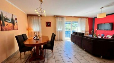 Immo Nordstrooss vous propose un superbe duplex très lumineux, d\'une superficie de +/- 119m² situé dans une petite résidence de 1999. <br><br>Ce magnifique duplex se compose comme suit: <br><br>1ER ÉTAGE : <br>- Hall d\'entrée de /- 7m² <br>- Living avec salle à manger de /- 38m² avec accès balcon <br>- Cuisine équipée de /- 9m² <br>- 2 chambres : 10.45m² et 12.52m² <br>- salle de bain de /- 6m² <br>- WC séparé de /- 2m² <br><br>2ÈME ÉTAGE : <br>- Hall de 6.54m² <br>- Chambre de /- 17m² <br>- Salle de bain de 8m² avec WC <br><br>Un garage box, un jardin privative et une grande cave complètent le tous.<br> <br>Pour tout complément d\'information et/ou la documentation détaillée, contactez-nous au tél: 691 850 805.<br><br>Proposition de crédit/financement à taux compétitif d\'une banque luxembourgeoise incluse dans nos services gratuits.