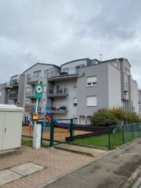Idéalement situé dans un quartier calme, proche de la forêt et de toutes commodités(quartier Prënzebierg), LUXPROIMMO vous propose en exclusivité ce magnifique PENTHOUSE d'une surface habitable de 120m² et une belle terrasse de 30m² avec vue dégagée et orientée sud.
Au 3iéme et dernier étage d'une résidence construite en 2001, avec ascenseur et très bien entretenue, ce bien est agencé comme suit:

Grand hall d’accueil, débarras avec local buanderie et wc séparé. Couloir desservant l'espace nuit composée de 2 belles chambres à coucher de 19,50m² et 15m²(dont une avec balcon de 4m²). Une belle salle de bains avec baignoire et douche vient compléter cet espace nuit.

 Espace jour avec une belle cuisine entièrement équipée et installée en 2015, ouverte sur le spacieux living de 42m² avec feu ouvert et accès à la terrasse.

Au sous sol:
Cave privée, buanderie commune, 1 garage fermé et 1 emplacement extérieur.

Proche des transports en commun, principaux axes routiers, écoles, crèches, aires de jeux...

Libre en juin 2021

Pour tout renseignement et visite des lieux n'hésitez pas à nous contacter par e-mail ou téléphone:
 info@luxproimmo.lu / Tél: 661 265 022 
 a.esteves@luxproimmo.lu / Tél: 621 528 877
