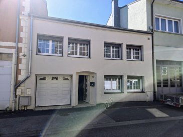 Découvrez cette magnifique maison individuelle à vendre à Russange, en France, proposée par Nemeth Immo. Bénéficiant d'une localisation privilégiée, cette propriété est idéale pour ceux qui recherchent sérénité et confort.

Détails de la propriété

Cette maison spacieuse de 218 m² construite en 1970 et rénovée en 2010 saura vous séduire par ses nombreux atouts. Elle compte huit pièces, dont quatre chambres, une salle de bain, et une douche, réparties sur deux niveaux. La présence d'un garage complète cette offre. Vous apprécierez sa cuisine équipée ainsi que ses fonctionnalités pratiques comme un sous-sol, une buanderie, et un grenier. Son cachet est renforcé par une cheminée accueillante et une piscine pour profiter des beaux jours. Son balcon de 15 m² orienté à l'est offre également un espace extérieur agréable. L'habitation est sécurisée grâce à un système d'alarme et est dotée d'une belle connexion internet par fibre optique. Un chauffe-eau au mazout assure le confort thermique. L'efficacité énergétique de classe D et l'émission de gaz à effet de serre de même niveau vous garantissent des performances énergétiques satisfaisantes. De plus, un jardin spacieux de 500 m² vient parfaire cet ensemble charmant.

Commodités à proximité

Russange offre un cadre de vie agréable avec une ambiance tranquille et conviviale. Pour vos emplettes, Russange se situe à proximité d'Audun le tiche pour le commerce local et c'est une ville frontalière avec le Luxembourg pour disposer d'options de commerces et restaurants variés, au parfum international. Pour les amateurs de nature, les parcs et zones récréatives proches sont parfaits pour se détendre et profiter du grand air. Les services de santé locaux garantissent d'excellentes prestations médicales. Bien desservie par les transports en commun, Russange dispose d'un accès facile aux axes de transport principaux, facilitant vos déplacements au quotidien.

Ne passez pas à côté de cette occasion ! Planifiez une visite en nous contactant via le formulaire ou par téléphone. Profitez de cette opportunité pour découvrir de plus près cette superbe propriété.