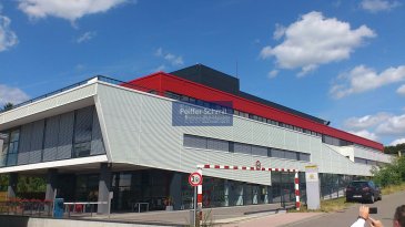 Construction généreuse avec une grande flexibilité. Câblage cat.6, climatisée, châssis ouvrant, stores extérieurs, contrôle d\'accès etc. <br>L\'immeuble est situé à l\'entrée de la zone d\'activité de Contern,  situé à 5 min de l\'axe autoroutier Bruxelles/Trèves/Metz.<br>Proche du Centre-Ville et de l\'aéroport.<br>Parking intérieur: 125€/mois (21 parkings disponibles)<br>Cave en cas de besoin.<br>Plans sur demande.