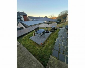 Immo Nordstrooss vous propose une maison charmante unifamiliale à Wiltz. 
La maison d'une surface habitable de +/- 89.10m2 sis sur une parcelle de +/- 3.31 ares se compose compose comme suite:  

Rez-de-chaussée : Garage de 14 m², cuisine et salon en concept ouvert de 26,5 m², escaliers de 2,1 m².  

Premier étage : 2 chambres de 10,9 m² et 10,1 m², salle de douche/WC de 3,2 m², escaliers de 2,8 m².

Grenier : 25 m².  Passeport énergétique : G/H  

Autres : Cave de 11,6 m², une autre cave d'environ 10 m² (mesure à vérifier) et un petit terrasse inachevé de 4 m².  
Améliorations effectuées (2024) : 
Rénovation complète de la salle de bain, changement du parquet salon-cuisine chambres et couloir du 1er étage, installation de 22 panneaux solaires, suppression de la cloison entre la cuisine et le salon pour créer un espace ouvert presque toute la maison est équipée de lumières LED et de domotique (permet de vérifier la consommation, d'allumer et d'éteindre les lampes).  

Pour tout complément d'information et/ou la documentation détaillée, contactez-nous au tél: 691 850 805.  

Proposition de crédit/financement à taux compétitif d'une banque luxembourgeoise incluse dans nos services gratuits.