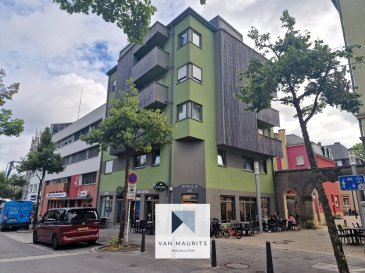 Situé au centre de Bonnevoie, cet appartement d'une chambre, construit en 2014, offre une surface habitable de 38 m² dans un état impeccable. Il bénéficie d'une exposition sud, garantissant une luminosité optimale tout au long de la journée.

Dès l'entrée, un hall de 2 m² vous accueille et mène à un spacieux séjour de 18 m². La cuisine, entièrement équipée et aménagée, dispose d'appareils modernes incluant une cuisinière vitrocéramique, un four, un frigo, une hotte aspirante et un lave-vaisselle. La chambre, de 12 m² dispose d'une armoire encastrée et est idéale pour un repos confortable et la salle de douche de 6 m² est moderne et fonctionnelle.

Le bâtiment dispose de nombreux équipements de qualité tels que des fenêtres à triple vitrage avec volets électriques, un ascenseur et une cage d'escaliers. 

Le chauffage au gaz est assuré par des radiateurs et l'isolation extérieure est renforcée par une façade en bardage de bois. Une ventilation efficace et une porte d'entrée sécurisée complètent les équipements de cet appartement. 

Les sols sont recouverts de carrelage et de parquet, et les murs sont peints, apportant une touche élégante et moderne à l'ensemble de l'appartement.

L'appartement dispose d'une cave privée de ± 2 m² et d'un local pour vélos et d'une buanderie commune.

Ce bien est immédiatement disponible et offre un cadre de vie agréable et pratique grâce à ses nombreux atouts. 

Pour toute information complémentaire ou pour organiser une visite, veuillez contacter Maurits van Rijckevorsel, l'agent responsable du dossier, par e-mail à maurits@vanmaurits.lu ou par téléphone au 
+352 621 198 891.

Les informations sont données à titre informatif et non contractuel.