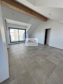 CIMOLUX vous propose à la location ce bel appartement de ± 60 m² situé à Mondorf-les-Bains, au dernier étage d'une résidence récente.

Il se compose comme suit :

Hall d'entrée

Cuisine équipée ouverte sur le séjour

1 chambre

Salle de douche

WC séparé

Espace de rangement

Balcon

Cave

Buanderie commune

Possibilité de louer une place de parking intérieure pour 120 €/mois (disponible dans ± 1 an).

Situé dans un quartier calme et proche de toutes commodités (commerces, transports, infrastructures de bien-être).

Loyer : 1 450 € / mois
Charges : 250 € / mois


Pour plus d'informations contactez l'agence on parle français, allemand, luxembourgeois, anglais, portugais et italien.