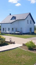 Belle maison TROMBORN

L'agence vous propose cette belle maison  moderne construite en   2011, à côte de Bouzonville, non loin de l'Allemagne direction Luxembourg,  d'une superficie de 135 m²,  très bien située , au calme sans vis à vis.

On trouve au RDC une grande cuisine, un séjour avec un poêle à bois, 1 WC indépendant  une buanderie, à l'étage un grand dégagement, 3 chambres, 1 salle de bains.

La salle de bains et la peinture extérieure viennent d'être refaites

Le chauffage est électrique au sol et chauffage au bois,  le terrain est de 20 ares

L prix est de 290 000 € commission d'agence comprise