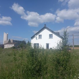 Belle maison TROMBORN

L'agence vous propose cette belle maison  moderne construite en   2011, à côte de Bouzonville, non loin de l'Allemagne direction Luxembourg,  d'une superficie de 135 m²,  très bien située , au calme sans vis à vis.

On trouve au RDC une grande cuisine, un séjour avec un poêle à bois, 1 WC indépendant  une buanderie, à l'étage un grand dégagement, 3 chambres, 1 salle de bains.

La salle de bains et la peinture extérieure viennent d'être refaites

Le chauffage est électrique au sol et chauffage au bois,  le terrain est de 20 ares

L prix est de 290 000 € commission d'agence comprise