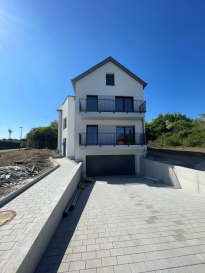 Dans une nouvelle résidence livrée en juillet, appartement 3 chambres à coucher à louer.

+-110m2 au premier étage. L'immeuble comprend uniquement 2 habitations.

Garage 1 voiture et possibilité de garer 2 voitures à l'extérieur derrière la porte de garage. Grande cave.

Immeuble neuf = 1ère occupation

Très grands espaces communs.