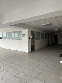 Local commercial - bureaux d\'une superficie d\'environ 617m² situé à Metz, avec un parking attenant. 

Au RDC: un espace de bureaux d\'une surface de 285 m² environ avec accueil, salle de réunion, sanitaires et vitrine.
Au R+1 : un espace de bureaux d\'une surface de 332 m² environ avec accueil, salle de réunion et sanitaires.