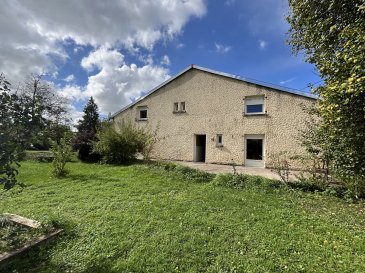 Maison individuelle de 124 m² au calme sur un terrain de 13.03 ares.. Venez découvrir à proximité de TRIEUX, hors lotissement, cette agréable maison individuelle de 124 m² hab.
Elle offre au rez-de-chaussée un hall d'entrée, une cuisine équipée, un salon-séjour avec un accès terrasse, à l'étage un pallier qui dessert trois chambres, une salle de bains, un grand garage le tout sur un terrain clos de 13,03 ares. Informations complémentaires : Toiture neuve, double vitrage PVC. DPE vierge AGENCE AGORA BRIEY 03 82 20 25 26 ou PAPA Jean-François 06 08 97 19 19