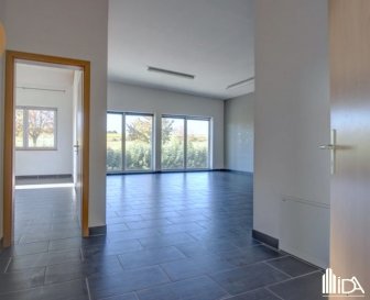 L'Agence Immobilière de l'Attert vous propose en location plusieurs espaces bureaux ou surfaces commerciales idéalement situés à Mertzig dans la zone industrielle proche d'Ettelbrück avec accès facile vers les axes autoroutiers et toutes commodités.

Le lot 049 situé au 1er étage dispose d'une superficie de +/ - 84,58 m² composé de 1 pièce principale, 1 petit bureau ou archive, 1 salle de douche, accès sur balcon de +/- 19 m².

Le bureau dispose de 2 emplacements de parkings extérieurs.

Disponible de suite  
Loyer : 1.4000€ / mois  
Charges : 200€ incluant toutes les charges  
Garantie locative de 3 mois  
Commission d'agence : 1 mois de loyer + TVA  

Ces espaces de bureaux proposent un cadre de travail agréable et visibilité idéalement situés dans une zone industrielle.

Pour plus d'informations, ou pour une visite, contactez-nous au +352 23 62 90 20 ou sur immo@immoaida.lu  
Consultez nos biens sur www.immoaida.lu